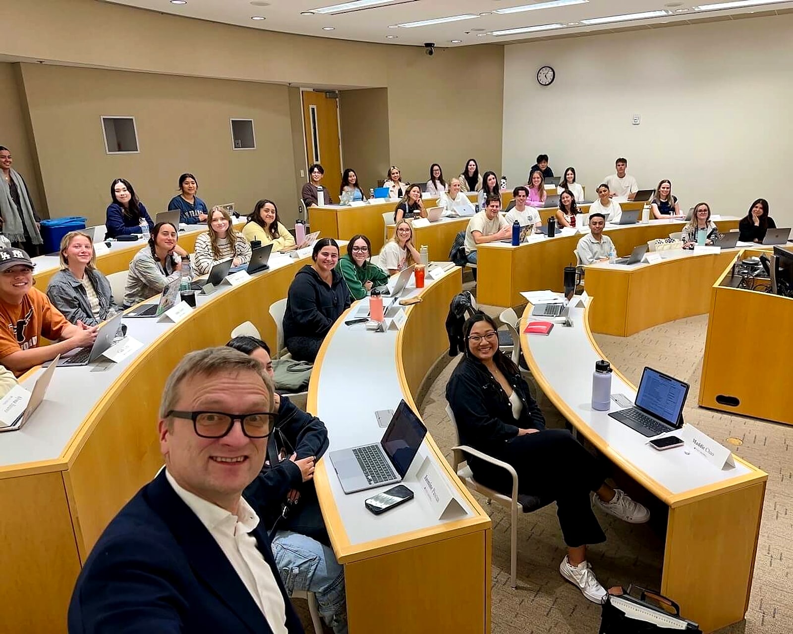 MKTG 405 class selfie, Spring 2024