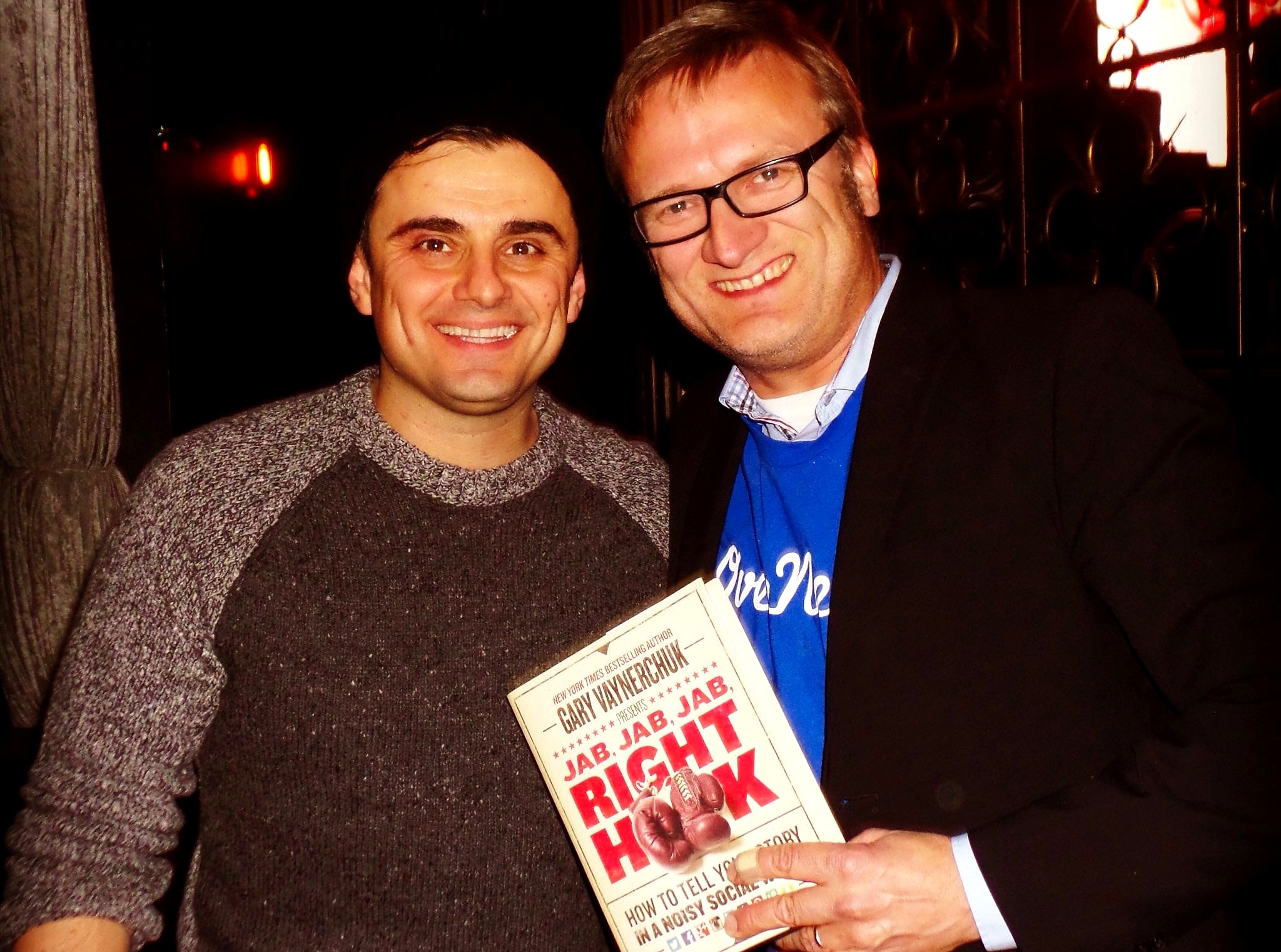 Niklas with Gary Vaynerchuk, holding Jab, Jab, Jab, Right Hook