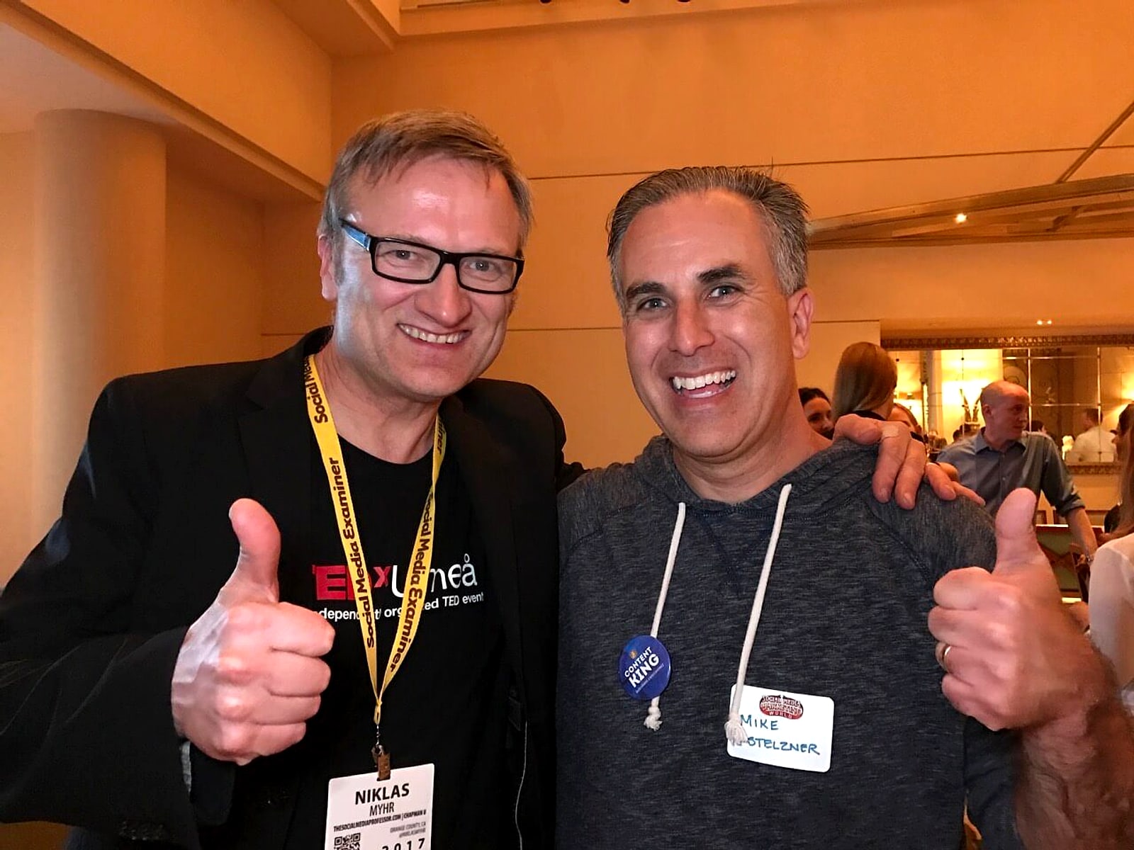 Niklas and Michael Stelzner giving thumbs-ups at Social Media Marketing World