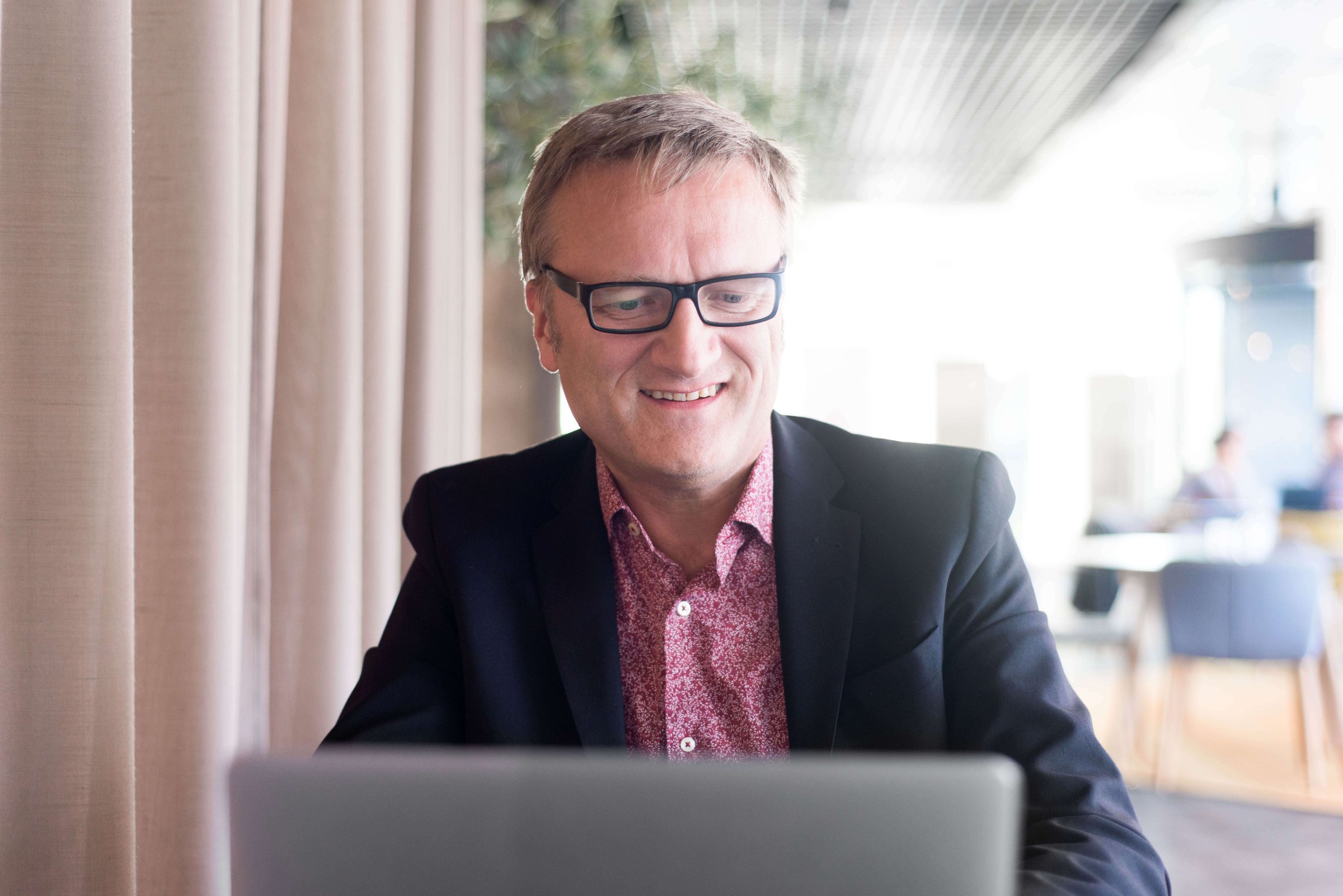 Niklas smiling at his laptop